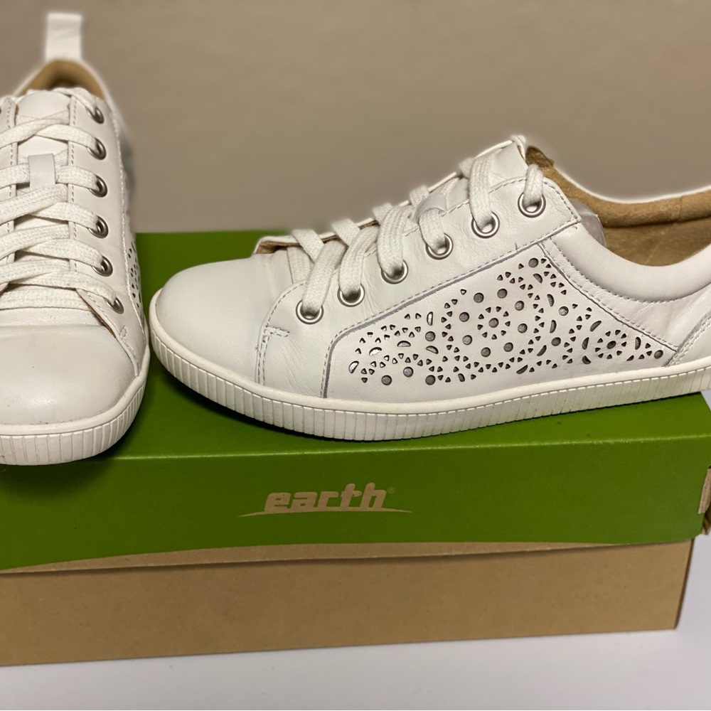 Earth White Sneakers with Floral Cutout Design